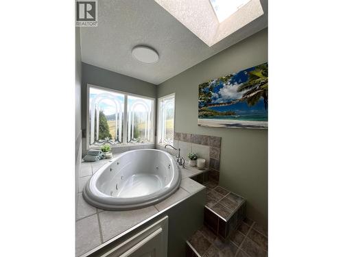 4425 Strawberry Heights Road, Kamloops, BC - Indoor Photo Showing Bathroom