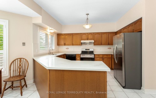 5187 Forest Ridge Drive, Mississauga, ON - Indoor Photo Showing Kitchen With Double Sink