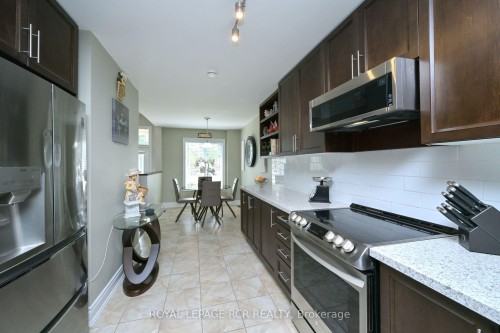 21 Upper Highland N/A, New Tecumseth, ON - Indoor Photo Showing Kitchen With Upgraded Kitchen