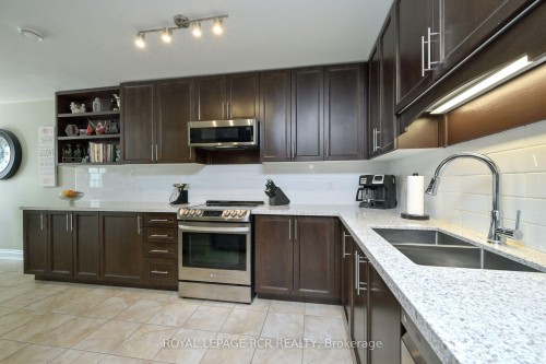 21 Upper Highland N/A, New Tecumseth, ON - Indoor Photo Showing Kitchen With Double Sink