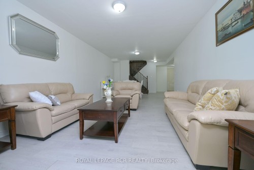 21 Upper Highland N/A, New Tecumseth, ON - Indoor Photo Showing Living Room