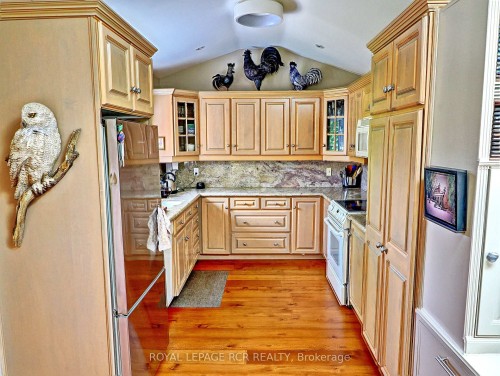 2-28 Reddington Drive, Caledon, ON - Indoor Photo Showing Kitchen