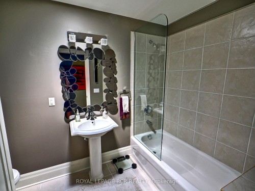 2-28 Reddington Drive, Caledon, ON - Indoor Photo Showing Bathroom