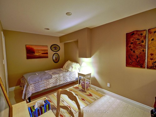 2-28 Reddington Drive, Caledon, ON - Indoor Photo Showing Bedroom