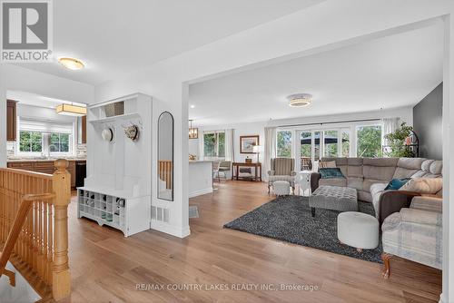 141 Bayshore Drive, Ramara, ON - Indoor Photo Showing Living Room