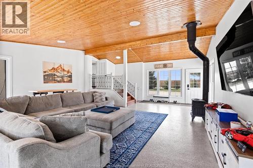 5801 Concession 5 North, Amherstburg, ON - Indoor Photo Showing Living Room