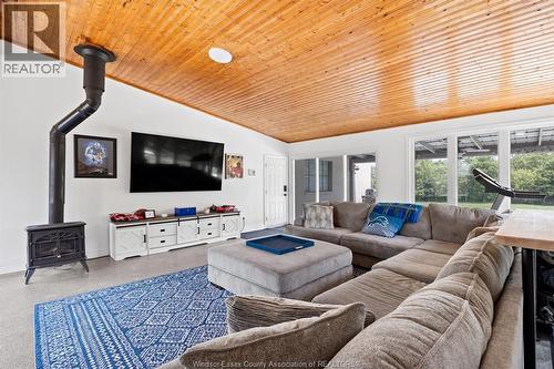 5801 Concession 5 North, Amherstburg, ON - Indoor Photo Showing Living Room
