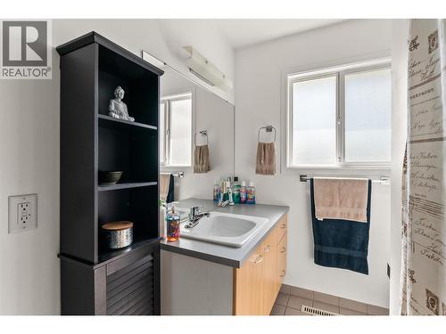 260 Gibbs Road, Kelowna, BC - Indoor Photo Showing Bathroom