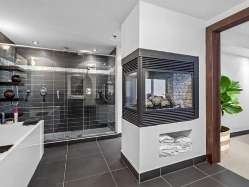 Salle de bains attenante à la CCP - 403-2150 Boul. Pie-Ix, Montréal (Mercier/Hochelaga-Maisonneuve), QC - Indoor Photo Showing Other Room