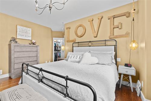 5100 Haynes Road, Vernon, BC - Indoor Photo Showing Bedroom