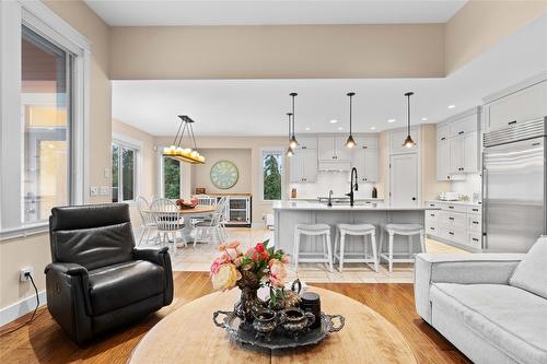 5100 Haynes Road, Vernon, BC - Indoor Photo Showing Living Room