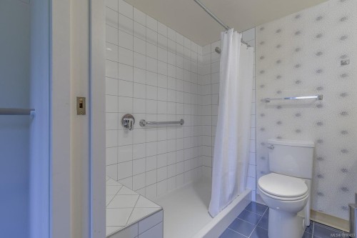 104-2560 Departure Bay Rd, Nanaimo, BC - Indoor Photo Showing Bathroom