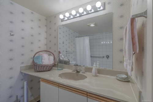 104-2560 Departure Bay Rd, Nanaimo, BC - Indoor Photo Showing Bathroom