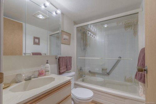 104-2560 Departure Bay Rd, Nanaimo, BC - Indoor Photo Showing Bathroom