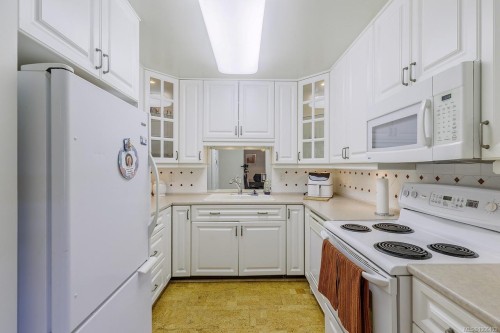 104-2560 Departure Bay Rd, Nanaimo, BC - Indoor Photo Showing Kitchen