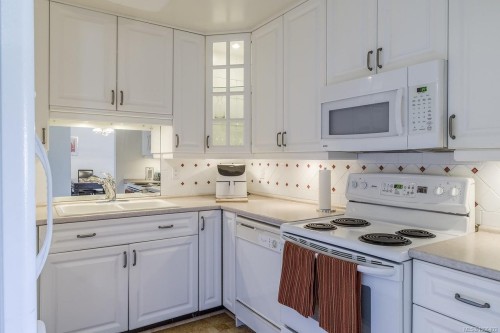 104-2560 Departure Bay Rd, Nanaimo, BC - Indoor Photo Showing Kitchen