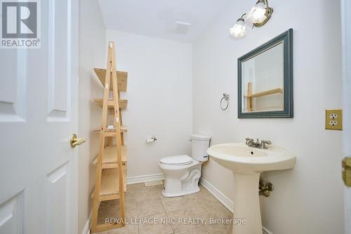 2pc bathroom on main - 4040 Lakeshore Road, Lincoln (Lincoln Lake), ON - Indoor Photo Showing Bathroom