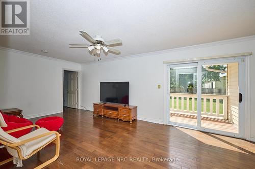 Family room with walkout to backyard - 4040 Lakeshore Road, Lincoln (Lincoln Lake), ON - Indoor Photo Showing Living Room