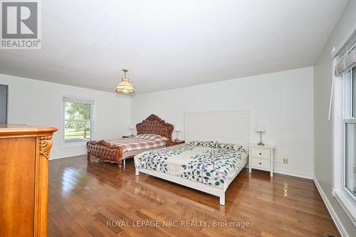 Large main floor room, currently a primary bedroom - 4040 Lakeshore Road, Lincoln (Lincoln Lake), ON - Indoor Photo Showing Bedroom