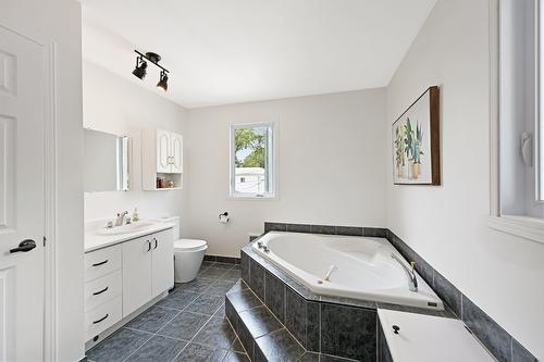 Bedroom - 61  - 61A Av. De Venise O., Venise-En-Québec, QC - Indoor Photo Showing Bathroom