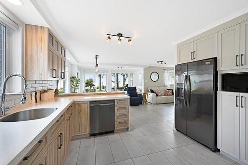 Kitchen - 61  - 61A Av. De Venise O., Venise-En-Québec, QC - Indoor Photo Showing Kitchen