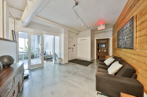 Hall - 2-1874 Rue Notre-Dame O., Montréal (Le Sud-Ouest), QC 