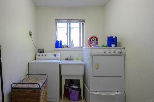 3116 Barons Rd, Nanaimo, BC - Indoor Photo Showing Laundry Room