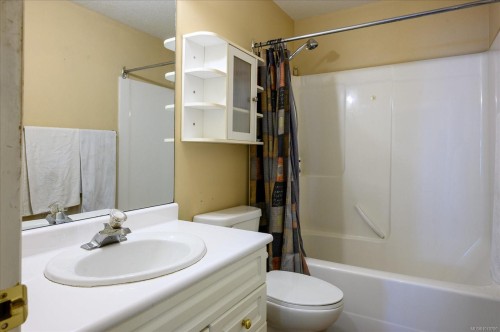 3116 Barons Rd, Nanaimo, BC - Indoor Photo Showing Bathroom