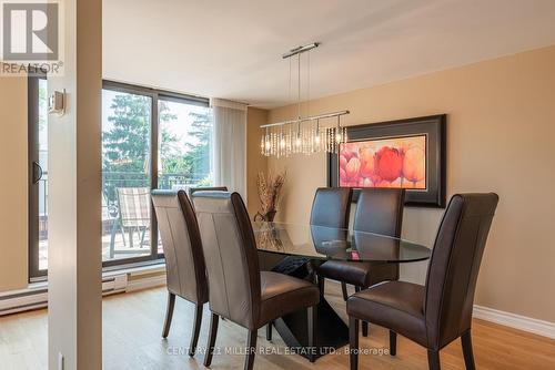 710 - 100 Lakeshore Road E, Oakville, ON - Indoor Photo Showing Dining Room