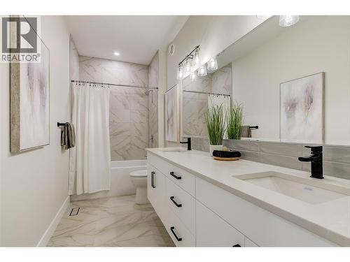 732 Coopland Crescent Unit# 1, Kelowna, BC - Indoor Photo Showing Bathroom