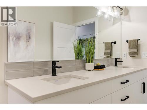 732 Coopland Crescent Unit# 1, Kelowna, BC - Indoor Photo Showing Bathroom