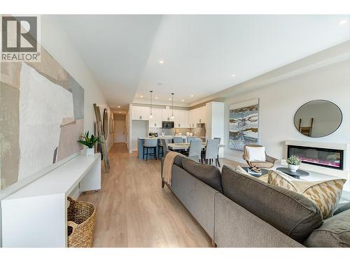 732 Coopland Crescent Unit# 1, Kelowna, BC - Indoor Photo Showing Living Room