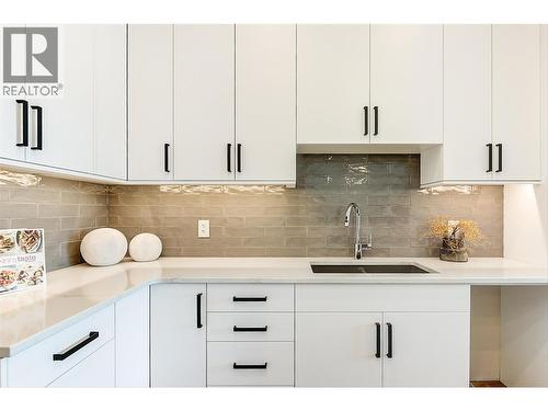 732 Coopland Crescent Unit# 1, Kelowna, BC - Indoor Photo Showing Kitchen With Upgraded Kitchen