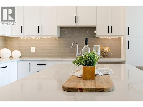 732 Coopland Crescent Unit# 1, Kelowna, BC - Indoor Photo Showing Kitchen With Upgraded Kitchen