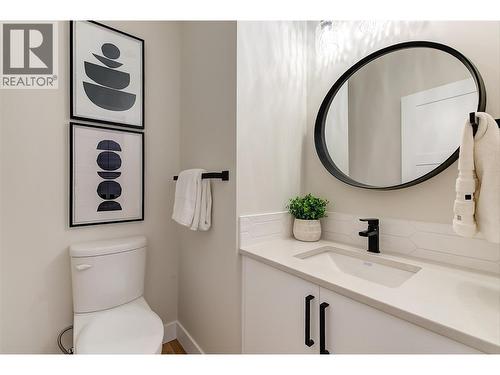 732 Coopland Crescent Unit# 1, Kelowna, BC - Indoor Photo Showing Bathroom