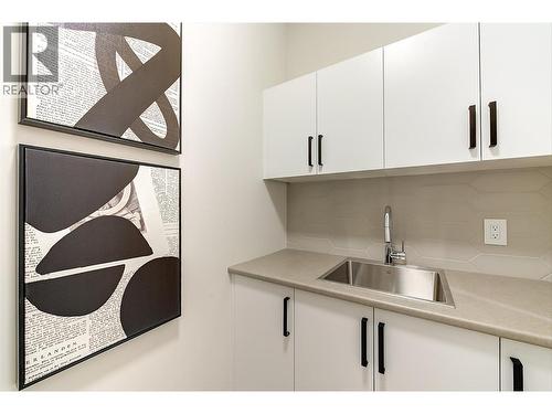 732 Coopland Crescent Unit# 1, Kelowna, BC - Indoor Photo Showing Kitchen