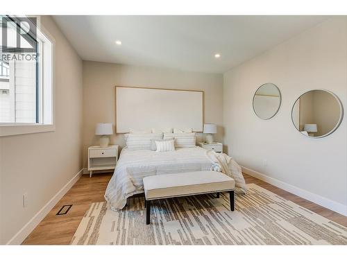 732 Coopland Crescent Unit# 1, Kelowna, BC - Indoor Photo Showing Bedroom