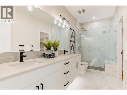 732 Coopland Crescent Unit# 1, Kelowna, BC - Indoor Photo Showing Bathroom