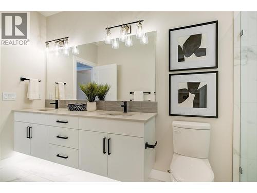 732 Coopland Crescent Unit# 1, Kelowna, BC - Indoor Photo Showing Bathroom