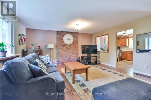 40 St. Laurent Boulevard, Tiny, ON - Indoor Photo Showing Living Room