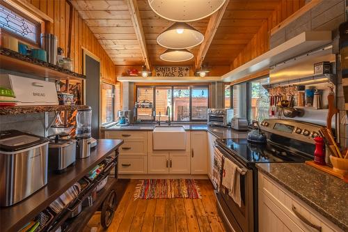 156 Porcupine Place, Oliver, BC - Indoor Photo Showing Kitchen