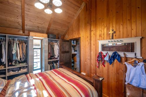 156 Porcupine Place, Oliver, BC - Indoor Photo Showing Bedroom