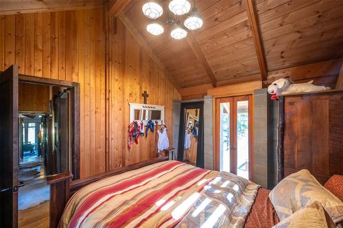 156 Porcupine Place, Oliver, BC - Indoor Photo Showing Bedroom