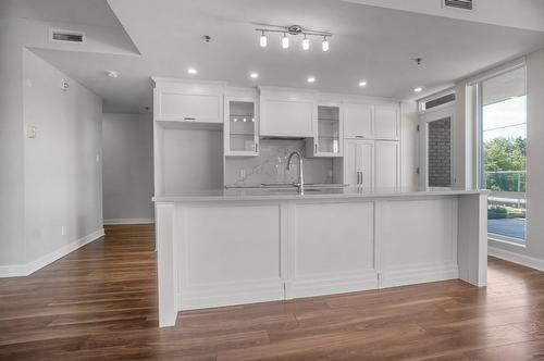 Kitchen - 110-245 Ch. Bates, Mont-Royal, QC - Indoor Photo Showing Kitchen