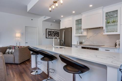 Kitchen - 110-245 Ch. Bates, Mont-Royal, QC - Indoor Photo Showing Kitchen With Upgraded Kitchen