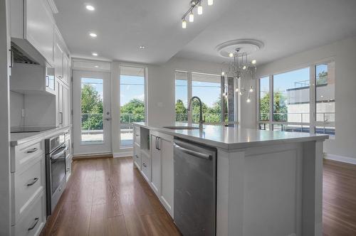 Kitchen - 110-245 Ch. Bates, Mont-Royal, QC - Indoor Photo Showing Kitchen With Upgraded Kitchen