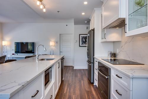 Kitchen - 110-245 Ch. Bates, Mont-Royal, QC - Indoor Photo Showing Kitchen With Upgraded Kitchen