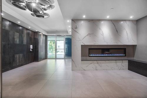 Hall - 110-245 Ch. Bates, Mont-Royal, QC - Indoor Photo Showing Other Room With Fireplace