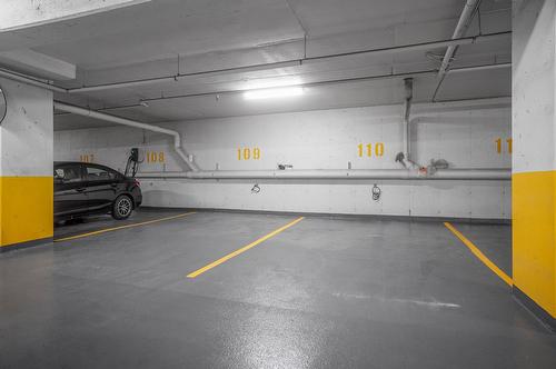 Garage - 110-245 Ch. Bates, Mont-Royal, QC - Indoor Photo Showing Garage