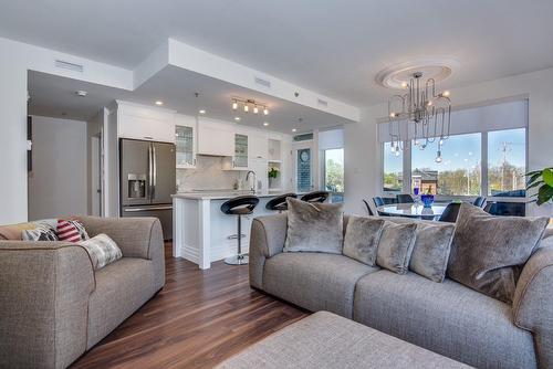 Living room - 110-245 Ch. Bates, Mont-Royal, QC - Indoor Photo Showing Living Room
